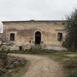 Non ci resta che lasciare la chiesetta per tornare sui nostri passi. La nostra meta � la masseria che avevamo costeggiato prima. La tenuta, il cui perimetro esterno ha un pallido colore rosa, presenta tre ingressi